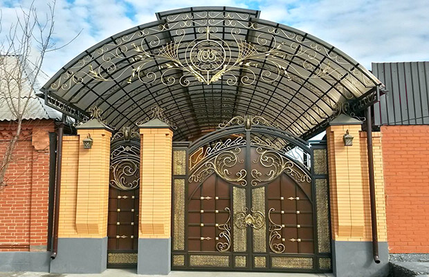 Купить или заказать ворота для дома с навесом - стильные и надежные решения для вашего участка в Карабулаке от 42220 руб | ВоротМастер-Крб