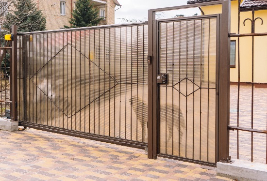 Купить ворота из профлиста с элементами ковки, с металлическими столбами в рамке или под дерево в Карабулаке от 155790 руб